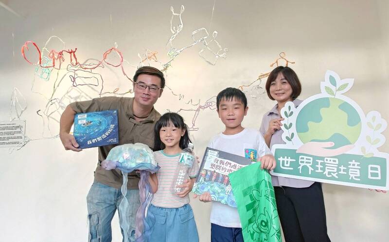 八里龍形圖書閱覽室響應環保議題,推出一系列減塑親子活動,包括劇場、手作坊及主題書展。(新北市立圖書館提供) 八里龍形圖書閱覽室響應環保議題,推出一系列減塑親子活動,包括劇場、手作坊及主題書展。(新北市立圖書館提供)