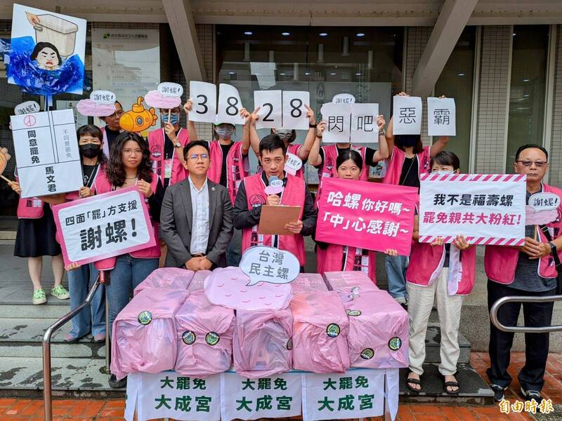 南投罷免立委馬文君二階連署補件，罷團向南投縣選委會送交3828份，順利跨過補件門檻。（記者劉濱銓攝）