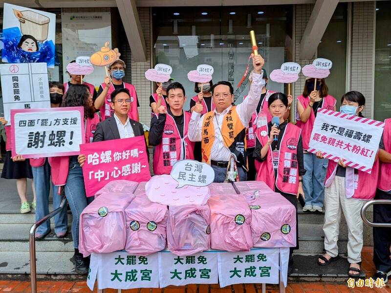 南投罷免立委馬文君二階連署補件達陣,並將完成罷免補件的棒子交給罷免立委游顥團隊,盼能一起進入罷免投票。(記者劉濱銓攝) 南投罷免立委馬文君二階連署補件達陣,並將完成罷免補件的棒子交給罷免立委游顥團隊,盼能一起進入罷免投票。(記者劉濱銓攝)