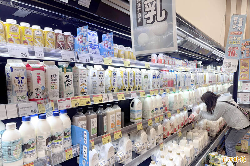 衛福部食藥署今(3日)公告新規,自2026年7月起,只有取得農業部「鮮乳標章」認證的產品,才能使用「鮮乳」名稱,若未依規定標示,或涉標示不實,最高可處400萬元罰鍰,示意圖。(記者邱芷柔攝) 衛福部食藥署今(3日)公告新規,自2026年7月起,只有取得農業部「鮮乳標章」認證的產品,才能使用「鮮乳」名稱,若未依規定標示,或涉標示不實,最高可處400萬元罰鍰,示意圖。(記者邱芷柔攝)