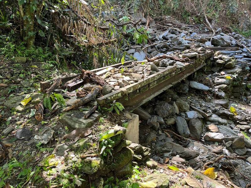 八通關古道邊坡崩落土石造成沿線棧橋毀損,林保署花蓮分署將委託在地布農族人以傳統工法復原。(花蓮分署提供) 八通關古道邊坡崩落土石造成沿線棧橋毀損,林保署花蓮分署將委託在地布農族人以傳統工法復原。(花蓮分署提供)