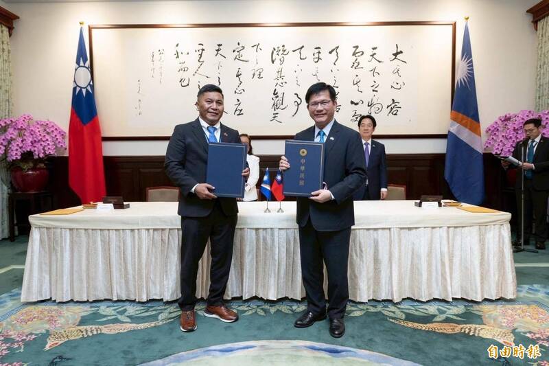 馬紹爾總統歡迎軍禮雨中舉辦 林佳龍：祝福邦誼的迎賓雨水