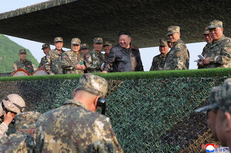 金正恩5月29日出席砲兵射擊比賽。(歐新社) 金正恩5月29日出席砲兵射擊比賽。(歐新社)