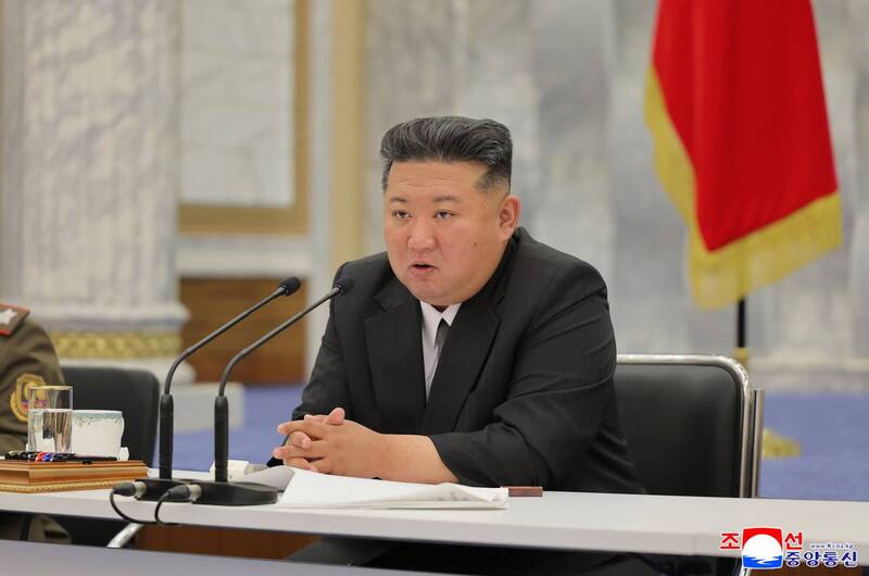 北韓領導人金正恩5月27日再度爆出死訊,北韓官媒則公開金正恩5月28日後的照片粉碎傳言。圖為金正恩5月28日主持會議。(歐新社) 北韓領導人金正恩5月27日再度爆出死訊,北韓官媒則公開金正恩5月28日後的照片粉碎傳言。圖為金正恩5月28日主持會議。(歐新社)