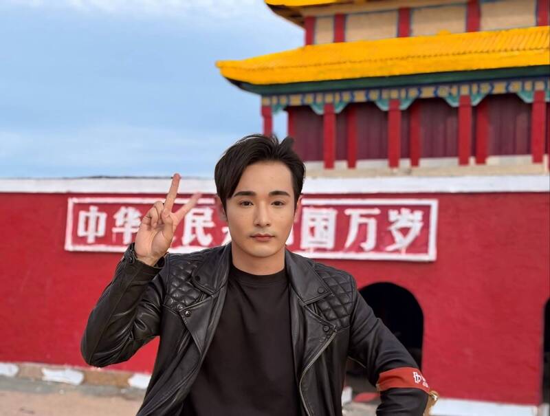 八炯在社群平台Threads分享一張照片，只見他疑似在天安門廣場前，對著鏡頭擺出「V」手勢。（圖擷取自mannam_pyc Threads）