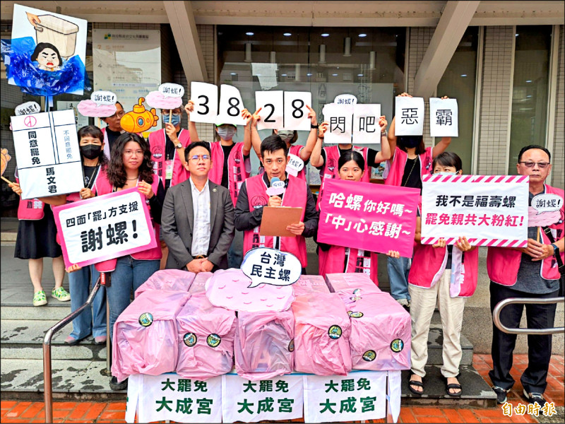 南投罷免立委馬文君二階連署補件，罷團昨向南投縣選委會送交三八二八份，順利跨過補件門檻。（記者劉濱銓攝）
