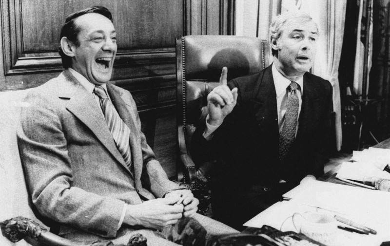1977年哈維米克（左）當選舊金山市監督委員會委員，負責推動同志權益的法令，是美國同志權利運動先驅，但隔年他不幸與當時的舊金山市長莫斯康（右）同時遇刺身亡。（美聯社資料照）