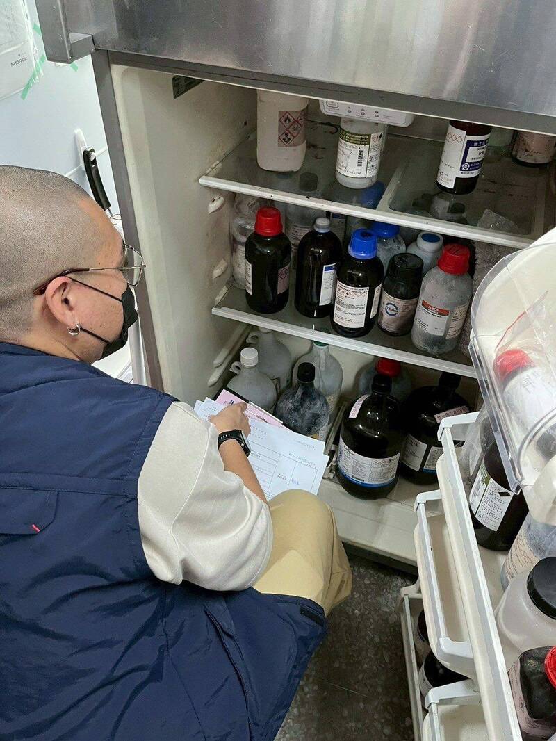 台北市環保局全面檢視學術研究機構實驗室,查核毒性及關注化學物質標示。(圖由台北市環保局提供) 台北市環保局全面檢視學術研究機構實驗室,查核毒性及關注化學物質標示。(圖由台北市環保局提供)