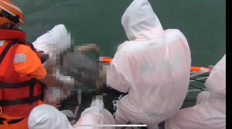 台南海巡隊警艇與人員在安平外海打撈一具無名男浮屍，籲請社會大眾協助指認。（台南海巡隊提供）