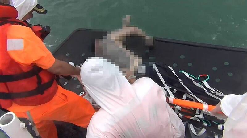 台南海巡隊警艇與人員在安平外海打撈一具無名男浮屍，籲請社會大眾協助指認。（台南海巡隊提供）