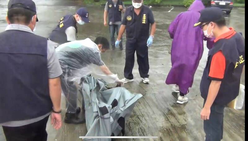 台南海巡隊人員在安平外海打撈上一具無名男浮屍，籲請社會大眾協助指認。（台南海巡隊提供）
