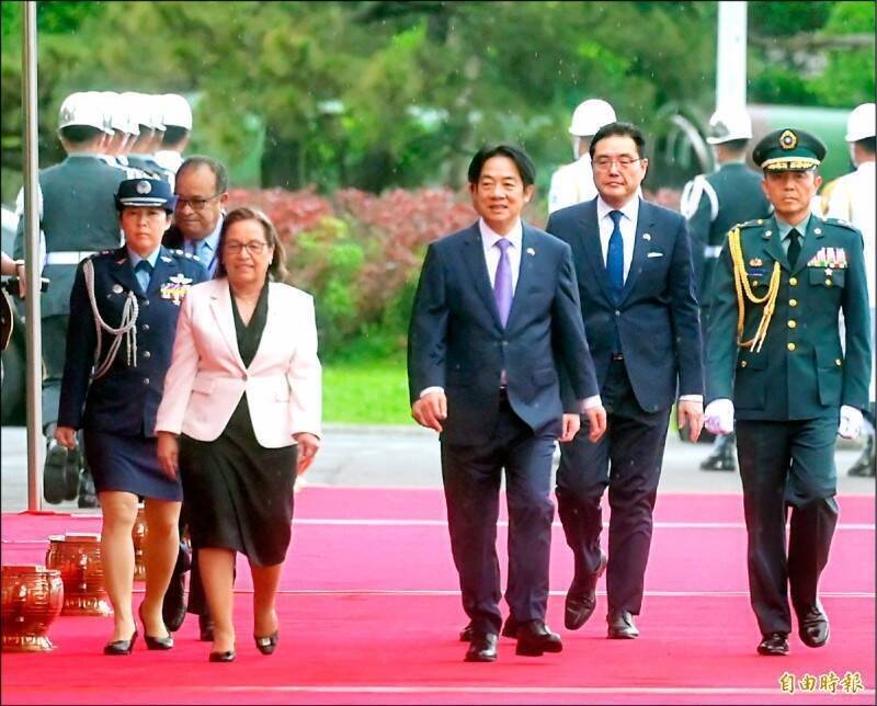 冒雨出席軍禮迎賓 海妮：下雨是馬紹爾文化中的好兆頭