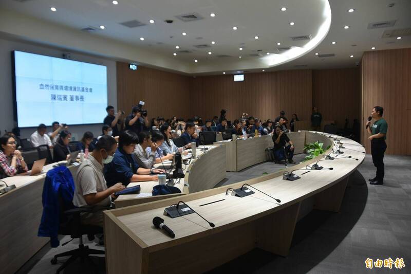產官學4日齊聚環境部,響應民間首個食品包材循環民間專案小組成軍,共同發起寶特瓶「瓶到瓶」倡議,助攻2030減塑目標。(記者吳柏軒攝) 產官學4日齊聚環境部,響應民間首個食品包材循環民間專案小組成軍,共同發起寶特瓶「瓶到瓶」倡議,助攻2030減塑目標。(記者吳柏軒攝)