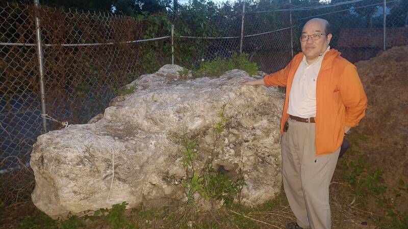 東海岸離海邊1公里的巨石來自海中,卻與附近地質不同,台東大學地球系統科學研究中心主任楊義清研判,可能是海嘯帶來。(楊義清提供) 東海岸離海邊1公里的巨石來自海中,卻與附近地質不同,台東大學地球系統科學研究中心主任楊義清研判,可能是海嘯帶來。(楊義清提供)