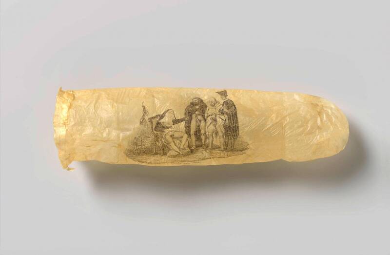 荷蘭阿姆斯特丹國家博物館展出超罕見的19世紀保險套,上面繪有修女和修道士的色情畫面。(法新社) 荷蘭阿姆斯特丹國家博物館展出超罕見的19世紀保險套,上面繪有修女和修道士的色情畫面。(法新社)