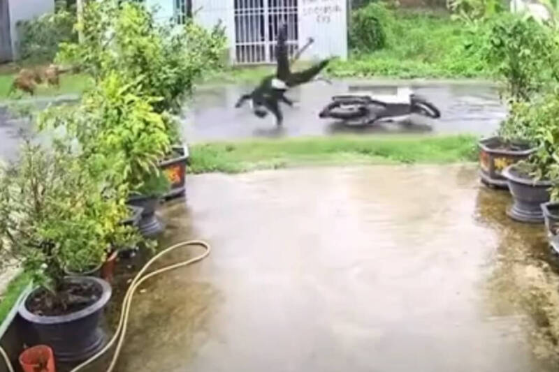 越南兩名男子騎車時勾到掉落電線，不幸觸電雙亡。（擷取自Youtube）