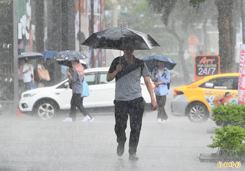 中央氣象署表示,今天滯留鋒面影響,各地易有短延時強降雨。(資料照) 中央氣象署表示,今天滯留鋒面影響,各地易有短延時強降雨。(資料照)