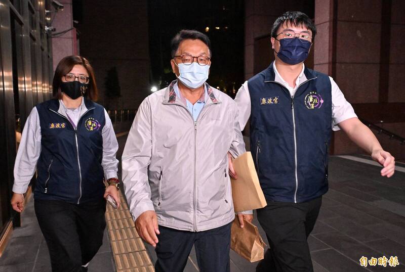 前立委陳歐珀(中)遭檢方聲押禁見。(記者劉信德攝) 前立委陳歐珀(中)遭檢方聲押禁見。(記者劉信德攝)