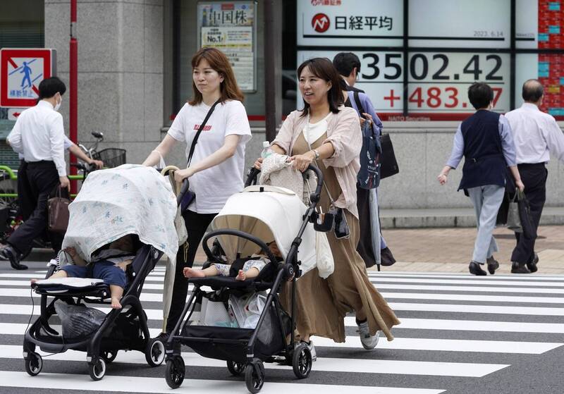 日本去年新生兒數量為68萬6061人，首度跌破70萬人，總和生育率1.15也是1947年統計以來新低。（歐新社）