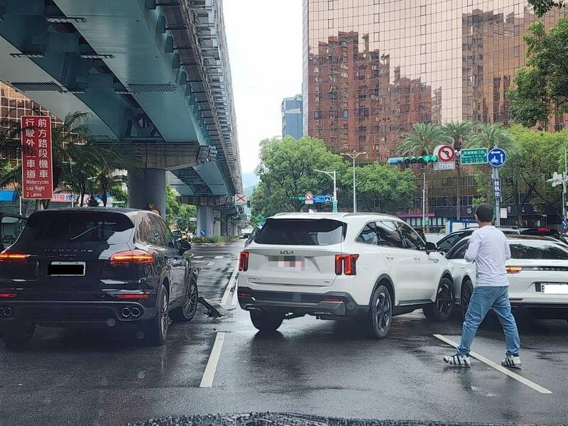 一輛白色多元計程車向左變換車道時,與後方黑色保時捷休旅車碰撞後,白車被彈向右邊,又撞上一輛白色保時捷(圖取自爆料公社公開版)。 一輛白色多元計程車向左變換車道時,與後方黑色保時捷休旅車碰撞後,白車被彈向右邊,又撞上一輛白色保時捷(圖取自爆料公社公開版)。