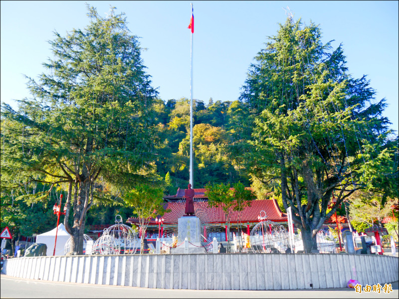 梨山賓館前的圓環將改造為裝置藝術區，蔣介石銅像將移至賓館內部。（記者歐素美攝）