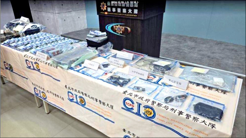 北市內湖去年12月母女遭詐1200萬元輕生，警方溯源追查，幕後收取贓款的是地下錢莊業者洪煌龍，涉嫌協助洗錢的水房，是知名珠寶商林忠蔚。圖為警方查獲各類贓款和贓證物。（記者劉慶侯翻攝）