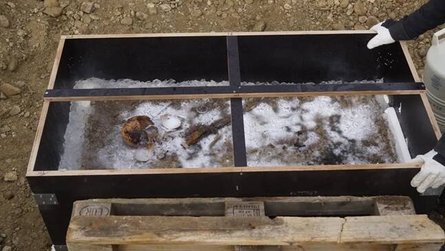 考古學家將「冰王子」的墓室以液態氮「急速冷凍」後,作為一個整體進行挖掘。此方法有助於完整保存墓內脆弱的文物。(圖:巴伐利亞邦文物保護局) 考古學家將「冰王子」的墓室以液態氮「急速冷凍」後,作為一個整體進行挖掘。此方法有助於完整保存墓內脆弱的文物。(圖:巴伐利亞邦文物保護局)