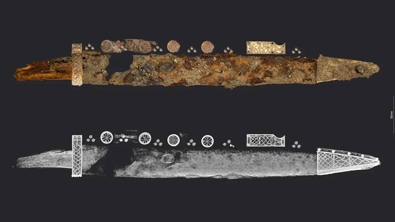 「冰王子」墓中出土的小型劍、劍鞘及華麗腰帶的細節圖(上圖為實物,下圖為X光或掃描影像)。(圖:巴伐利亞邦文物保護局) 「冰王子」墓中出土的小型劍、劍鞘及華麗腰帶的細節圖(上圖為實物,下圖為X光或掃描影像)。(圖:巴伐利亞邦文物保護局)