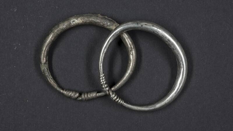 在「冰王子」墓中發現的一對銀製手鐲。(圖:巴伐利亞邦文物保護局) 在「冰王子」墓中發現的一對銀製手鐲。(圖:巴伐利亞邦文物保護局)