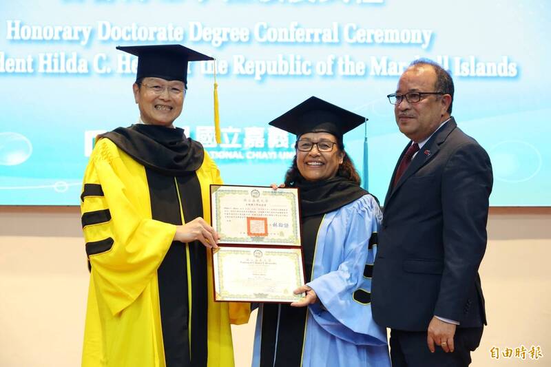 教育治國、推動國際社會公平進步 馬紹爾總統海妮獲嘉義大學名譽博士