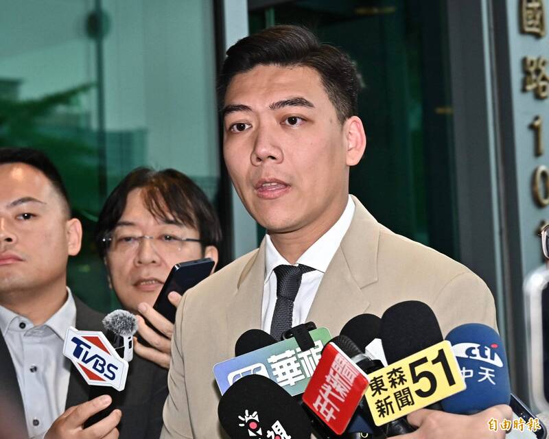 罷瑤案召集人賴苡任,向北高行聲請假處分,主張2階罷免連署不應限制於單一領銜人。(記者塗建榮攝) 罷瑤案召集人賴苡任,向北高行聲請假處分,主張2階罷免連署不應限制於單一領銜人。(記者塗建榮攝)