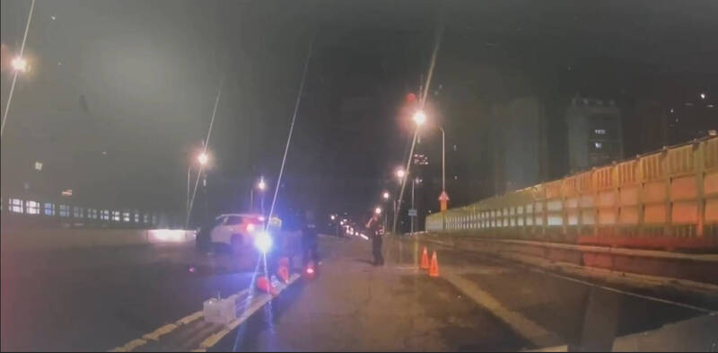 蔡嫌不顧盤查的鄭姓警員上半身還在車窗內,就大力踩油門拖著鄭員。(記者鄭景議翻攝) 蔡嫌不顧盤查的鄭姓警員上半身還在車窗內,就大力踩油門拖著鄭員。(記者鄭景議翻攝)