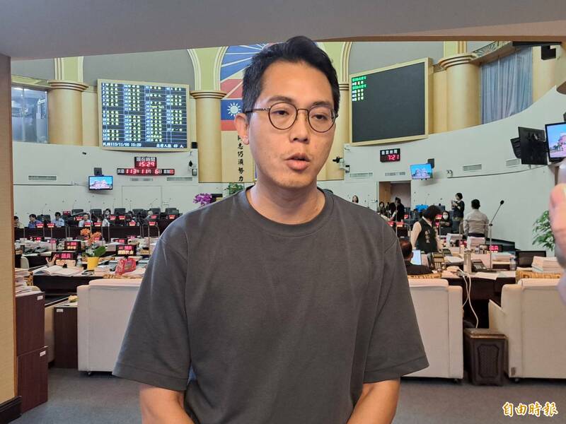 南市議員李宗霖表態支持修法開罰配合中國文化統戰的藝人。(記者蔡文居攝)