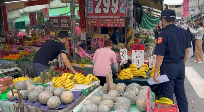 彰化市三民市場附近的中民街長期遭攤商佔用道路，警方強力取的並開單。（民眾提供）
