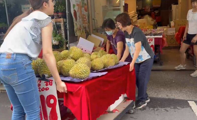彰化市中民街佔用道路營業已成常態，店家在警方執勤下才移動攤架。（民眾提供）