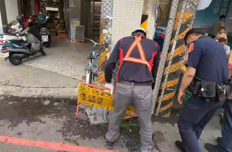 彰化市中民街的路障式廣告就綁在燈桿上，也由清潔隊移除。（民眾提供）