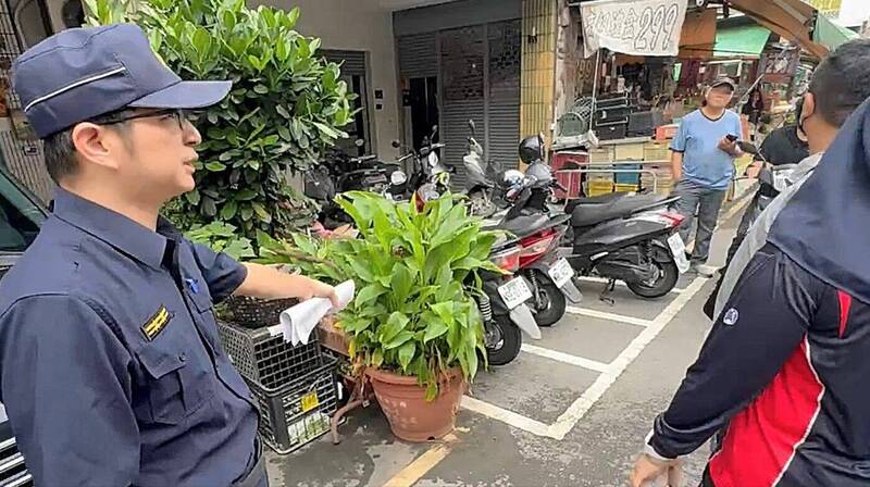 彰化市中民街用盆栽當路霸，也一併移除。（民眾提供）