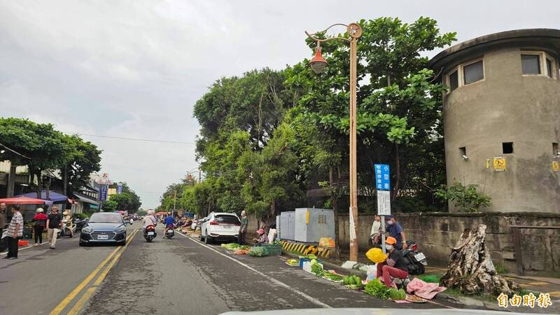 鹿港早市一帶攤販長期佔用道路與停車格，已成為鹿港交通亂源。（記者劉曉欣攝）