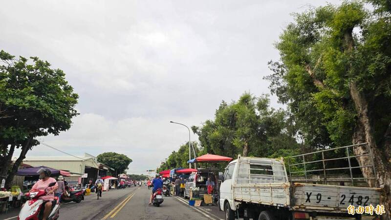 鹿港早市一帶攤販長期佔用道路與停車格，已成為鹿港交通亂源。（記者劉曉欣攝）
