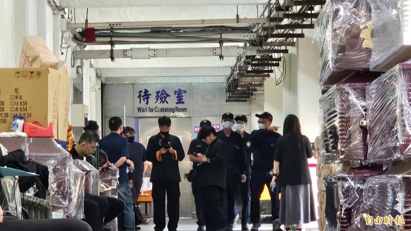 警方鑑識人員步出解剖室。(記者徐聖倫攝) 警方鑑識人員步出解剖室。(記者徐聖倫攝)
