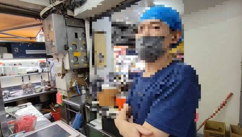 宜蘭麵店老闆助攻奪回金飾行李箱,被地方封是「最勇的藍頭巾老闆」。(民眾提供) 宜蘭麵店老闆助攻奪回金飾行李箱,被地方封是「最勇的藍頭巾老闆」。(民眾提供)