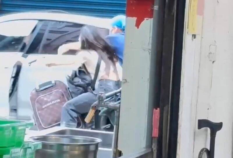 劉姓麵店老闆不顧安危,幫黃姓女金飾業務奪回裝有黃金的行李箱。(民眾提供) 劉姓麵店老闆不顧安危,幫黃姓女金飾業務奪回裝有黃金的行李箱。(民眾提供)