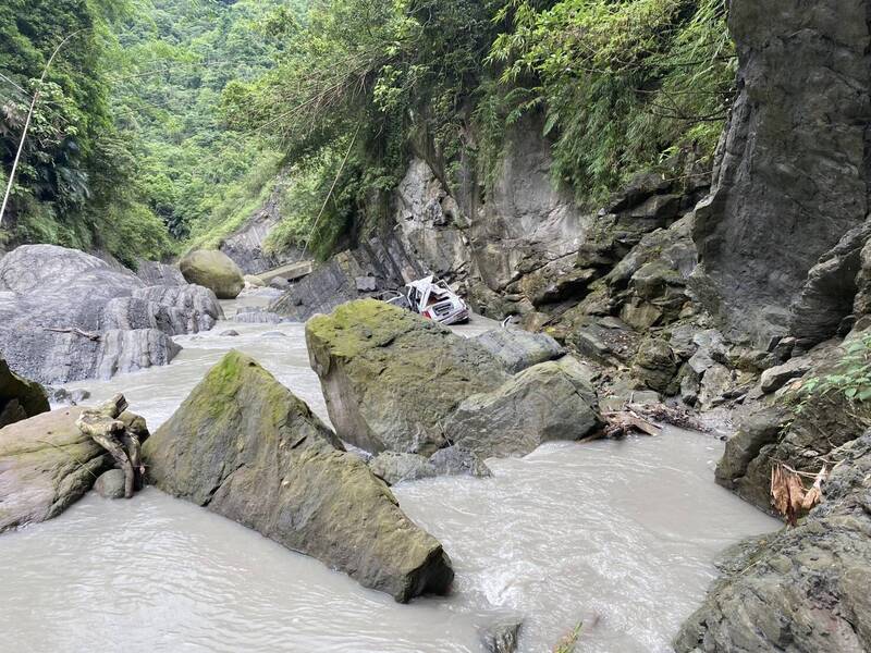 男子駕車阿里山公路墜落溪谷 今解剖初判溺斃