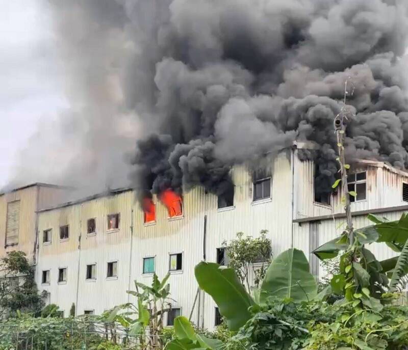 綺色佳烤漆工廠佔地千坪，今天下午發生火警，員工全數逃出，火勢約在5點多撲滅。（宜蘭縣消防局提供）