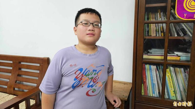 罕病兒蔡冠翔，考出42級分的好成績。（記者劉曉欣攝）