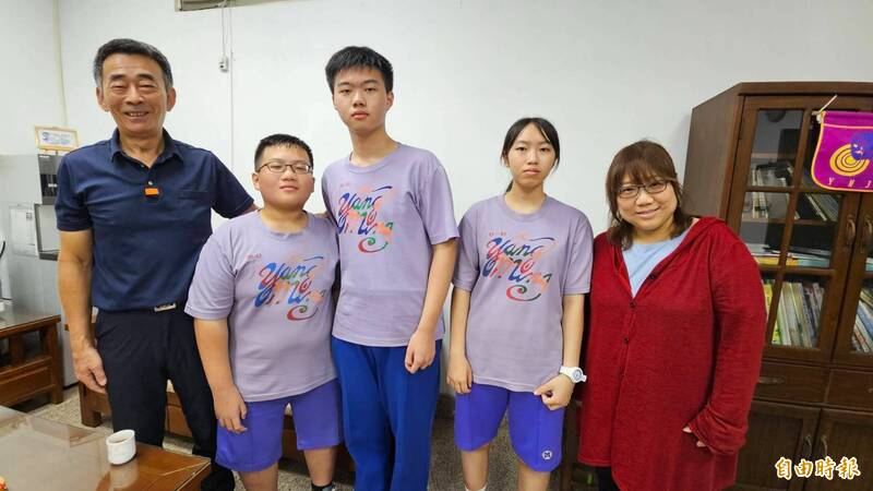 彰化市陽明國中今年會考有榜首楊昀瑾（圖右二），還有表現優異的新住民之子蔡冠翔（圖左二）、林泰宏（圖左一），校長余立焜（圖左一）與體育班導師黃耀萱（圖右一）都與有榮焉。（記者劉曉欣攝）