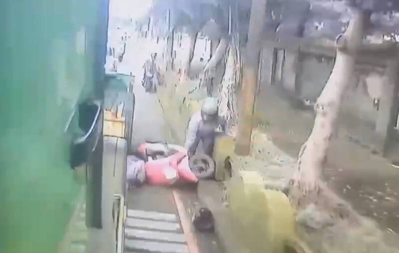 印尼籍男移工，載著友人行經桃園市中壢區吉林路，因鑽車縫死角，與大貨車碰撞倒地遭輾死。（記者黃政嘉翻攝）