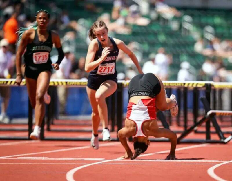 17歲女高中生安德森原本一路領先，卻在跳最後一個欄架時摔倒，她順勢2個前滾翻，成功翻進終點線奪金。（圖擷取自@Asb71atleta 社群平台「X」）