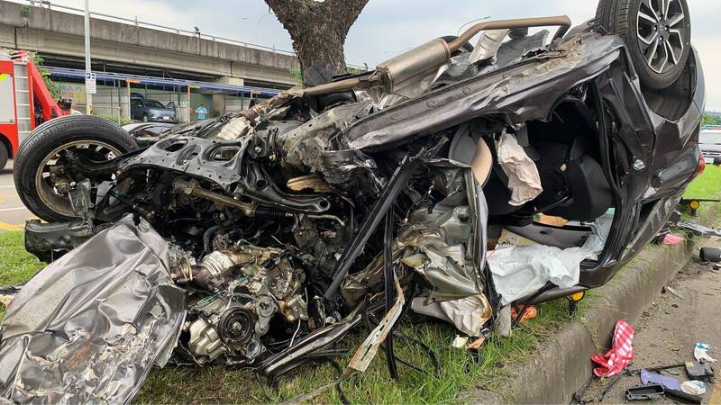 警消抵達時,發現整台車已經半毀,零件四散,可見撞擊力道之大。(記者鄭景議翻攝) 警消抵達時,發現整台車已經半毀,零件四散,可見撞擊力道之大。(記者鄭景議翻攝)