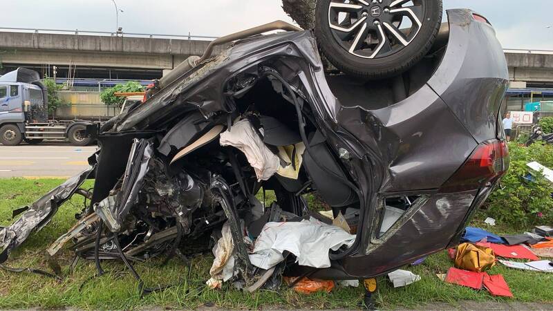 警消抵達時,發現整台車已經半毀。(記者鄭景議翻攝) 警消抵達時,發現整台車已經半毀。(記者鄭景議翻攝)